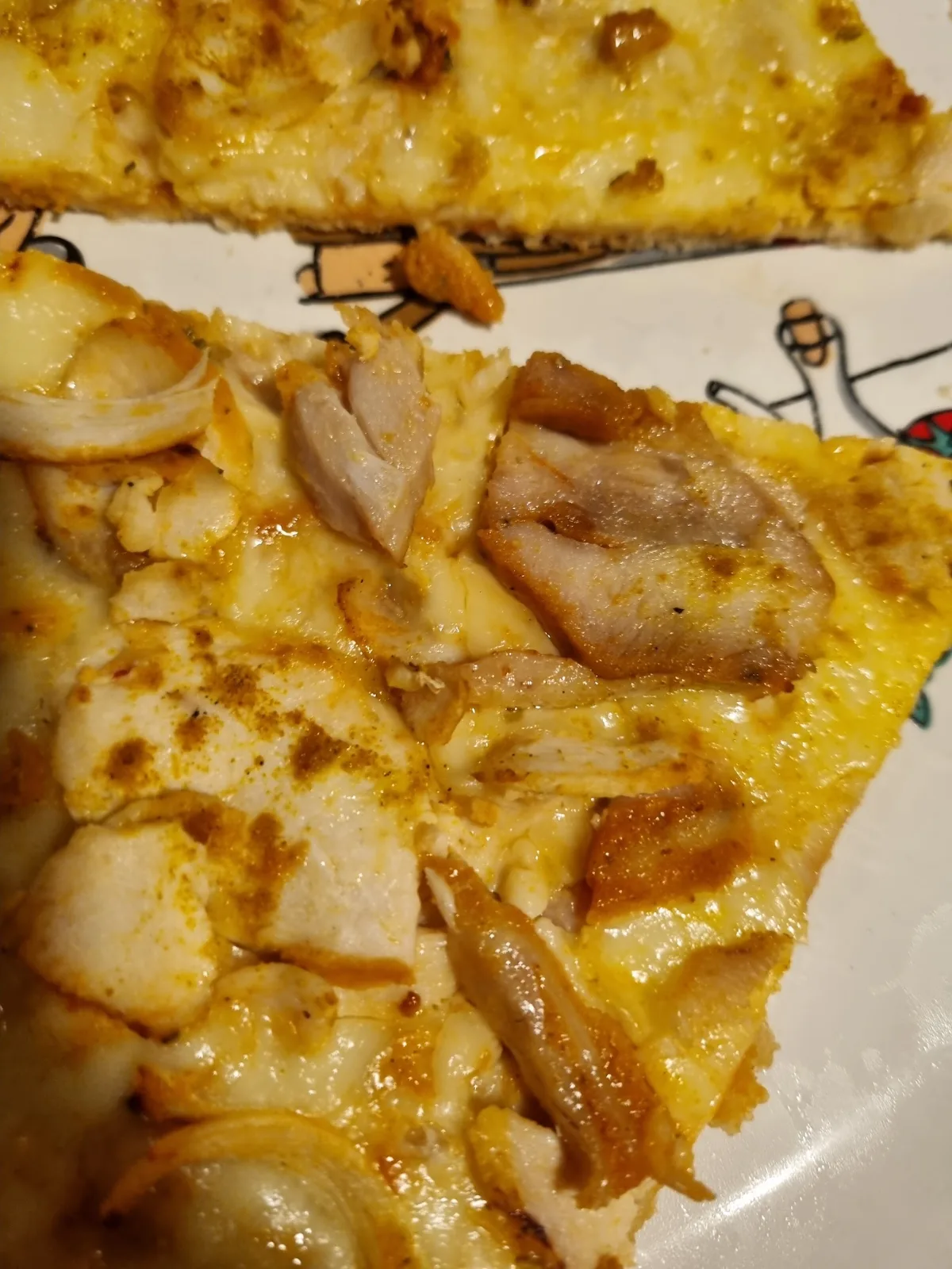 Närbild på Kyckling Special Pizza med smält ost