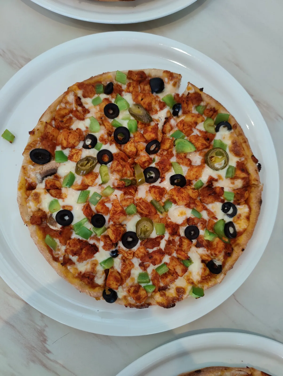 Pizza med kyckling, paprika, jalapeño och oliver