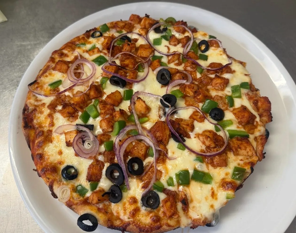 Ramo Special Pizza med kyckling, rödlök, paprika och svarta oliver
